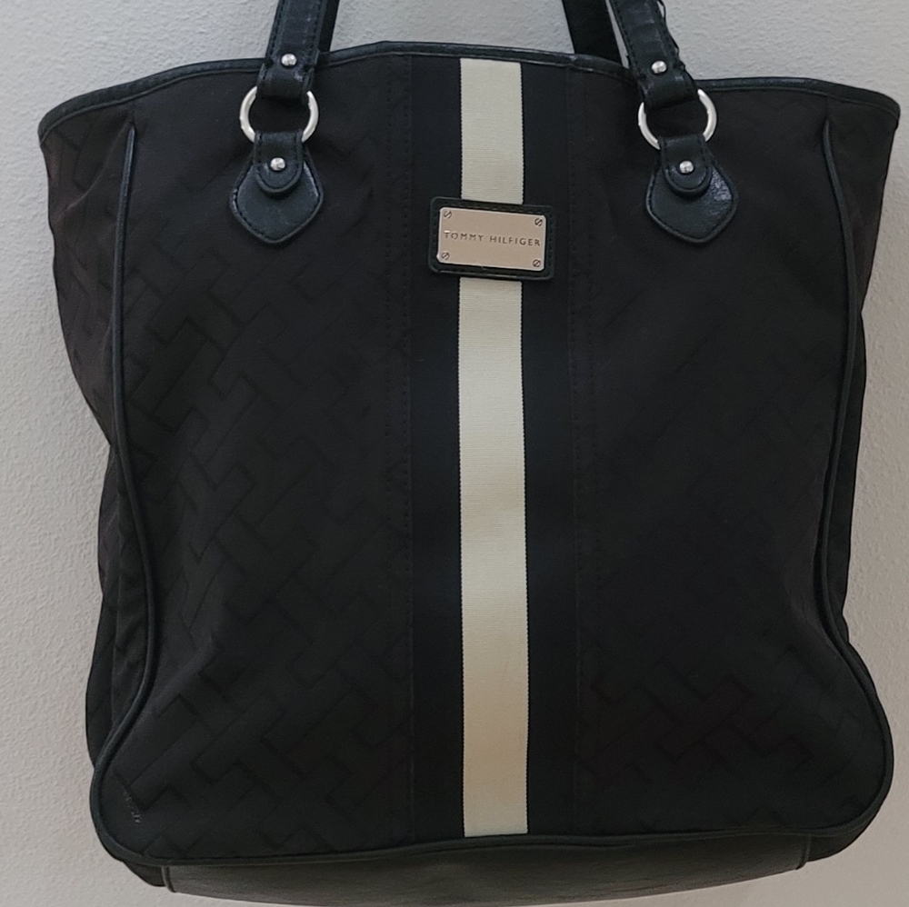 Tommy Hilfiger Black Center Zipper Divided Interior/Exterior Pockets